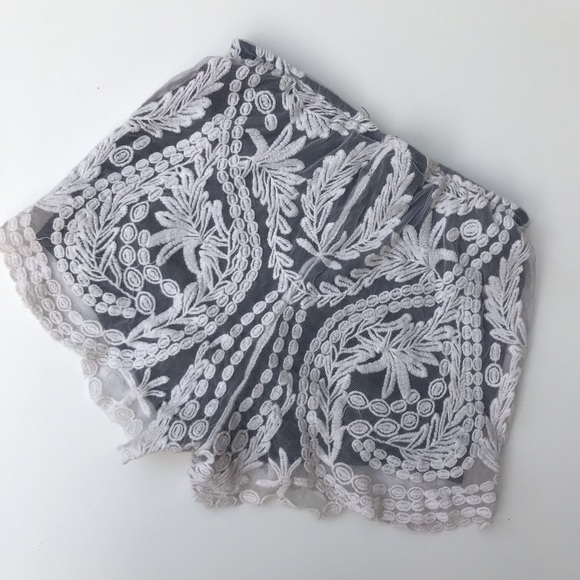 Banana USA White & Black Lace Shorts / Size Small / Lined & Elastic Waistband - Picture 1 of 5